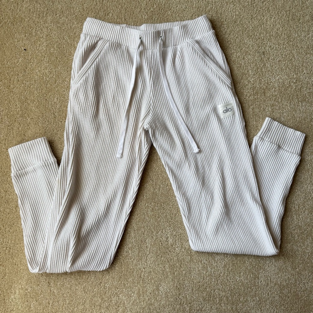 Alo Yoga | Muse Sweatpant | Color Ivory